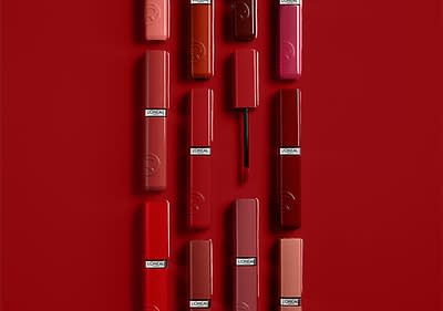 Verschiedene Lippenstifte auf rotem Hintergrund