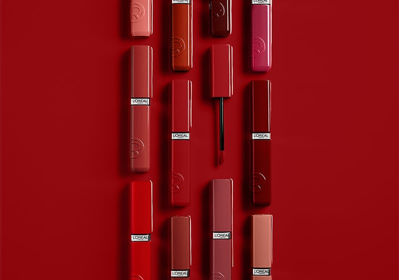 Verschiedene Lippenstifte auf rotem Hintergrund
