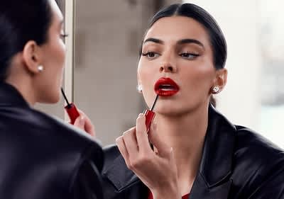 Kendall Jenner trägt roten Lippenstift auf
