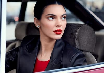 Kendall Jenner im Auto mit rotem Oberteil