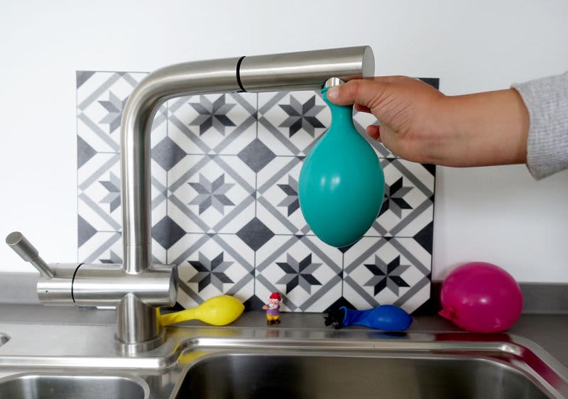 Luftballons mit Wasser befüllen