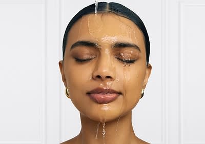 Frau unter fließendem Wasser