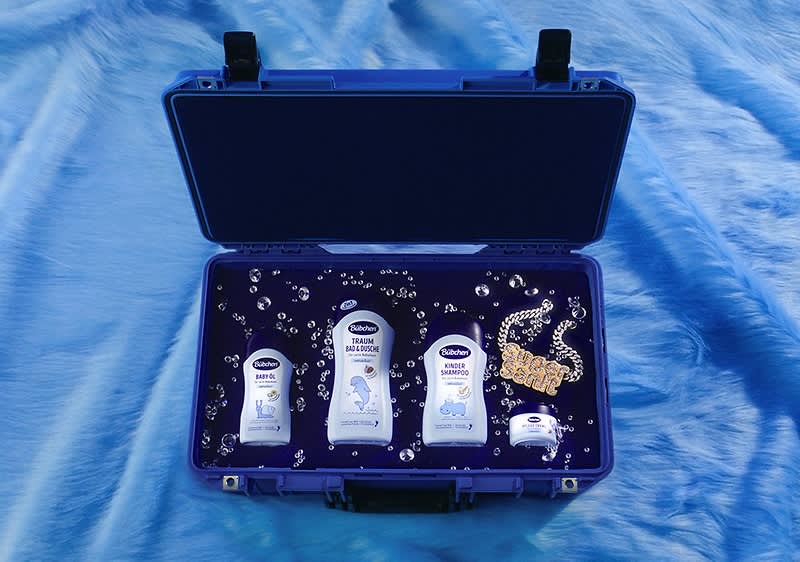 Geöffneter Koffer mit Nivea-Produkten und Schmuck