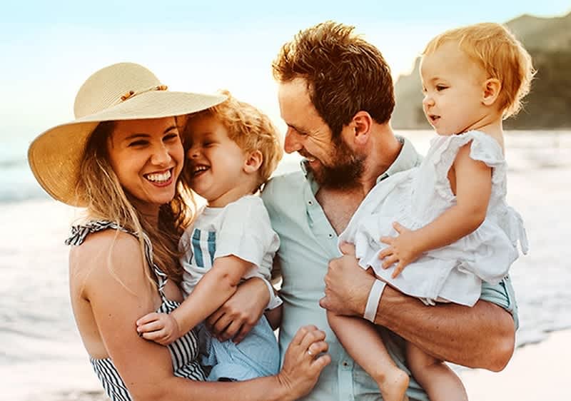 Glückliche Familie im Urlaub