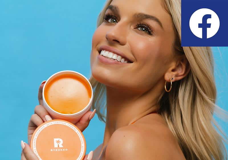 Frau hält orangefarbene Cremedose