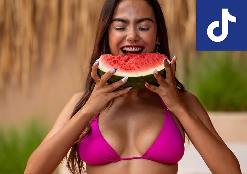Frau im Bikini mit Wassermelone