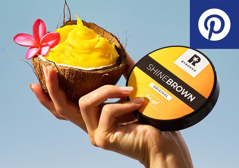 Hand hält Kokosnuss und Shine Brown Creme