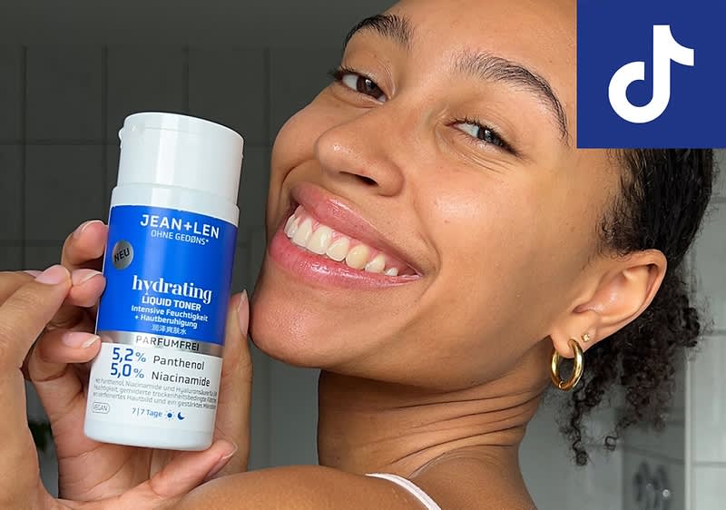 Frau hält Jean&Len Hydrating Liquid Toner