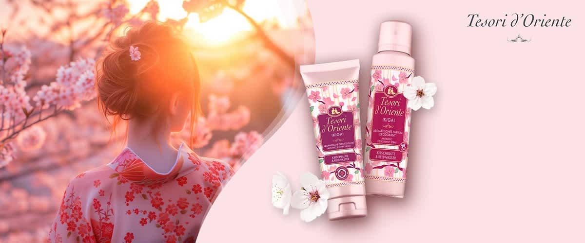 Zwei rosa Produktverpackungen der Marke Tesori d’Oriente: links eine Tube, rechts eine Spraydose, beide mit floraler Gestaltung und der Aufschrift „Tesori d’Oriente“ sowie weißen Blüten als Dekoration