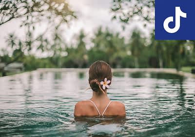 Frau in Spa mit Blumen und Badewanne