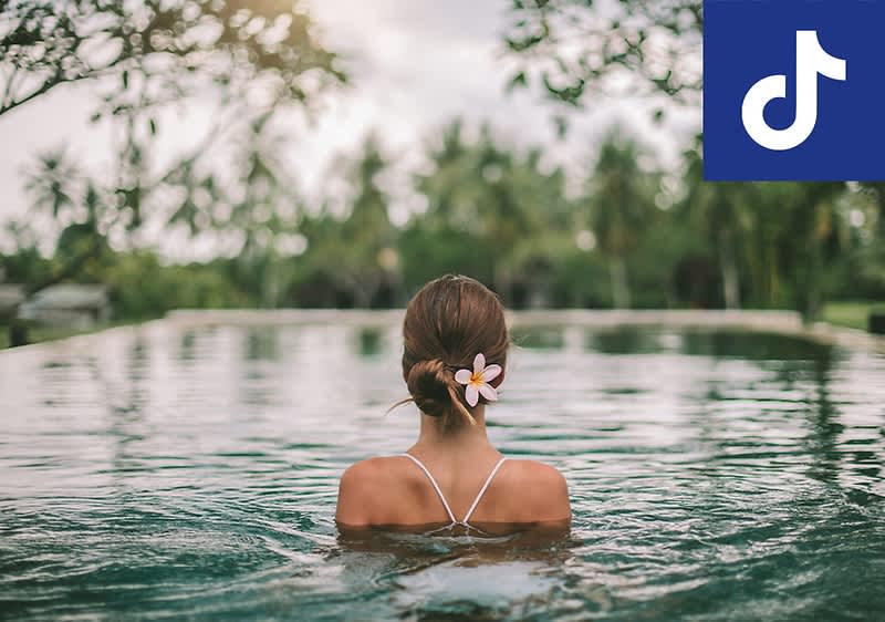 Frau in Spa mit Blumen und Badewanne
