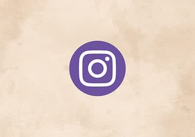 Instagram-Logo auf beigem Hintergrund
