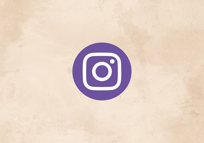 Instagram-Logo auf beigem Hintergrund