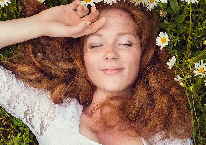 Frau mit naturroten Haaren