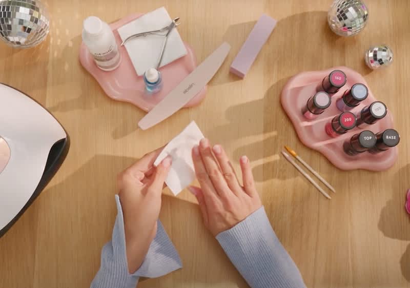 Frau bereitet Nagelpflege vor