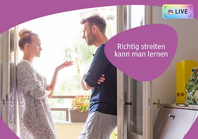 Ein Mann und eine Frau stehen sich gegenüber in einem hellen Raum mit offenem Fenster, die Frau gestikuliert mit der rechten Hand, während der Mann seine Arme verschränkt hält, beide haben unscharfe Gesichter, im Hintergrund ist ein grüner Baum sichtbar, rechts im Bild steht ein gelber Lautsprecher auf einem Tisch, auf einem lila Banner steht der Text Richtig streiten kann man lernen.