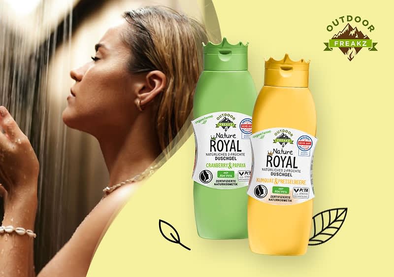 Frau duscht, zwei Duschgelflaschen im Vordergrund