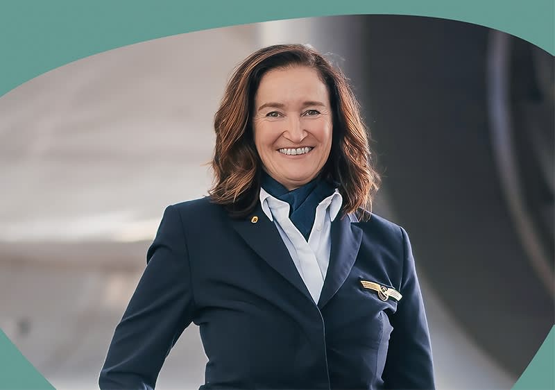 Cordula Pflaum vor dem Flugzeug im Potrait