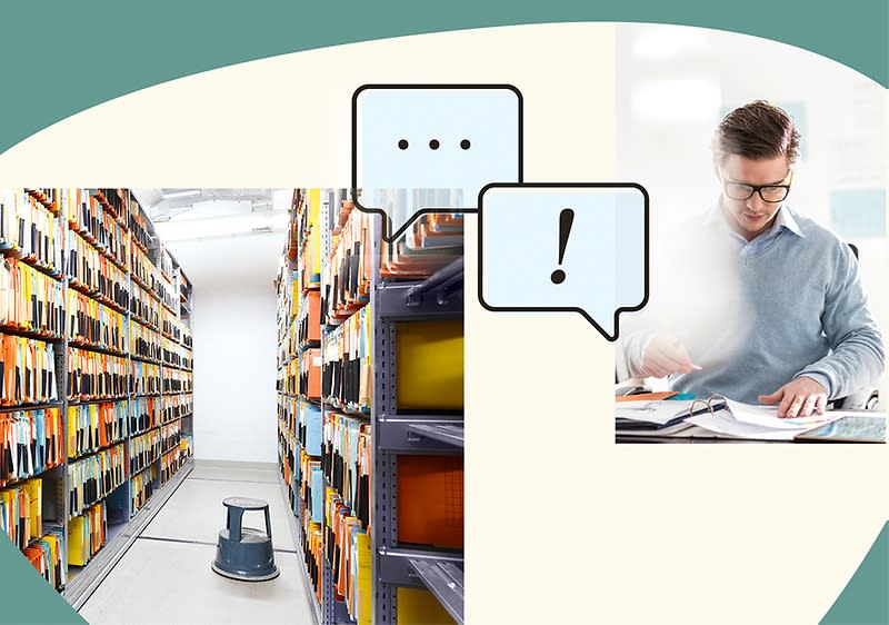 Archivregale und Mann am Schreibtisch