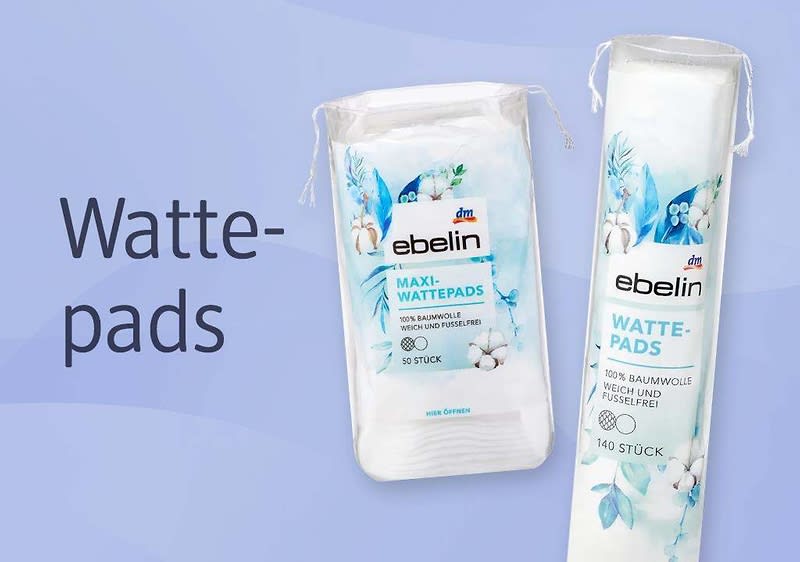 Zwei Packungen ebelin Wattepads: links eine weiße Verpackung mit Aufschrift „MAXI-WATTEPADS 50 STÜCK“, rechts eine Packung mit Aufschrift „WATTE-PADS 140 STÜCK“, hellblaue floral-weiße Gestaltung und dm-Logo, Text „Watte-pads“ links im Bild