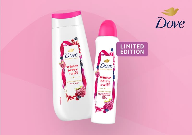Zwei Dove Produktverpackungen auf rosa Hintergrund, links eine weiße Shampoo-Flasche mit pinkem Deckel und der Aufschrift „Winter Berry Swirl“, rechts ein weißes Duschgel mit pinkem Deckel und der gleichen Aufschrift, daneben ein lila Schild mit „Limited Edition“