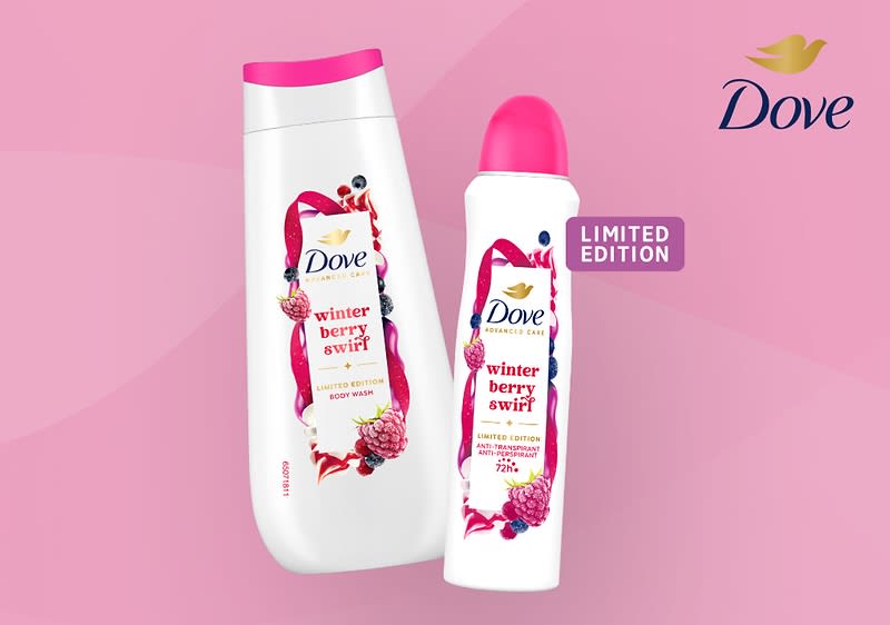 Zwei Dove-Produkte mit der Aufschrift „Winter Berry Swirl“, links eine weiße Body-Wash-Flasche mit pinkem Deckel und Beerenmotiv, rechts ein weißes Deodorant mit pinkem Deckel und Beerenmotiv, daneben ein lila Schild mit „Limited Edition“