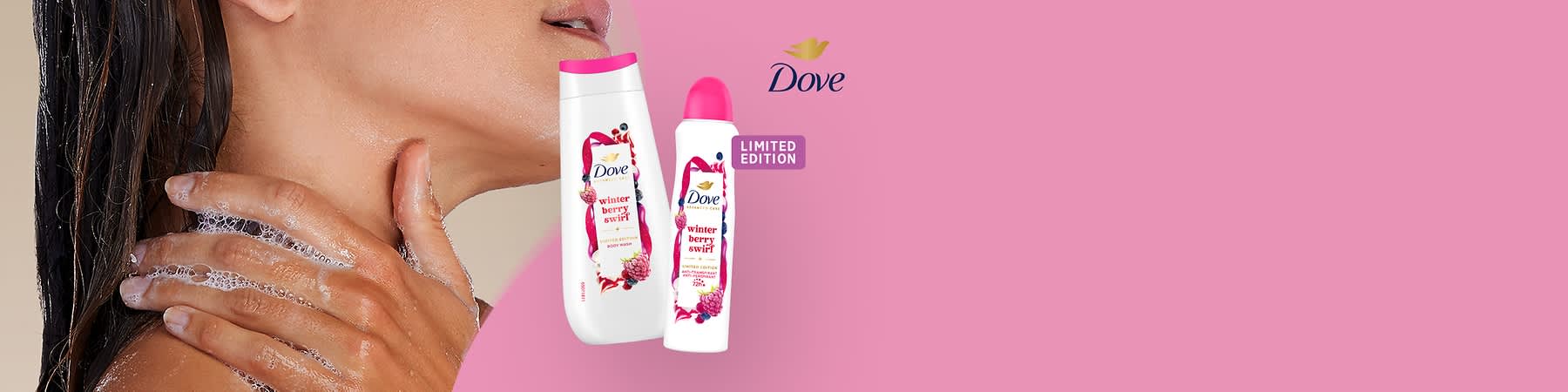 Zwei Dove-Produkte mit der Aufschrift „Winter Berry Swirl“, links eine weiße Body-Wash-Flasche mit pinkem Deckel und Beerenmotiv, rechts ein weißes Deodorant mit pinkem Deckel und Beerenmotiv, daneben ein lila Schild mit „Limited Edition“