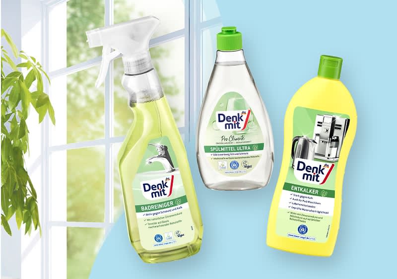 Drei Denkmit-Reinigungsprodukte vor Fenster