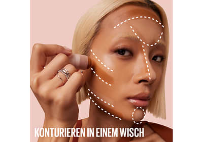 Hand hält Konturenstift am Gesicht