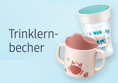 Zwei Trinklernbecher auf blauem Hintergrund