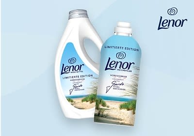 Zwei Lenor-Nordseebrise Produkte vor Strandhintergrund