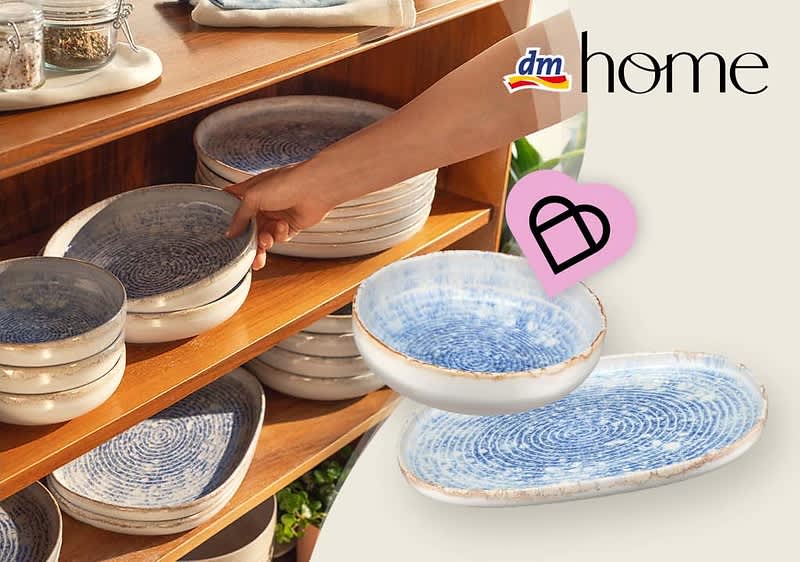 Hand greift nach blauem Teller