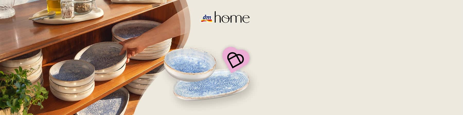 Hand greift nach blauem Teller