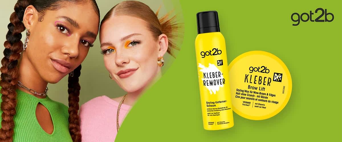 zwei gelbe got2b-Produktverpackungen auf grünem Hintergrund: eine hohe Sprühdose mit Aufschrift „Kleber-Remover“ und eine runde Dose mit Aufschrift „Kleber Brow Lift“, rechts oben got2b-Logo; links angeschnitten zwei Personen mit geflochtenen Haaren (Gesichter unscharf)