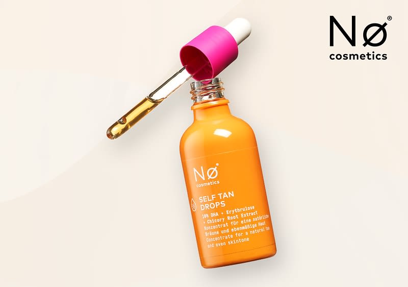 Eine orangefarbene Flasche mit der Aufschrift Nø cosmetics SELF TAN DROPS 10 ml DHA + Erythrulose for Glowy & Dark Effect customized for face and body Concentrate to mix with your skincare and even exfoliate liegt auf einem hellen Hintergrund, daneben ein pinkfarbener Pipettendeckel mit einer transparenten Pipette, oben rechts das Logo Nø cosmetics in schwarzer Schrift.