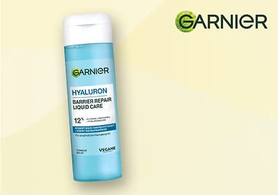 Garnier Hyaluron Pflegeflasche auf beigem Hintergrund