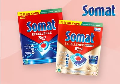 Zwei Produktverpackungen von Somat Excellence Caps sind nebeneinander abgebildet, die linke Verpackung ist rot und blau mit der Aufschrift Somat Excellence 3in1 Caps und enthält 60 Caps, während die rechte Verpackung rot und gold ist mit der Aufschrift Somat Excellence Premium 5in1 Caps und enthält 16 Caps, beide Verpackungen zeigen ein Bild einer blauen und roten Spülmaschinenkapsel, oben rechts steht das Somat-Logo in blauer Schrift auf einem hellen Hintergrund