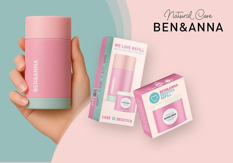 Hand hält Ben&Anna Deo-Stick und Verpackungen