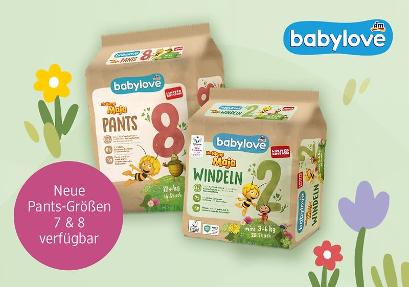 Zwei Babylove Windelpackungen auf hellgrünem Hintergrund, links braune Packung „Pants“ Größe 8 mit großer roter „8“-Zahl, rechts braune Packung „Windeln“ Größe 2 mit großer grüner „2“-Zahl, beide mit Babylove-Logo und Illustrationen von Biene und Eichhörnchen