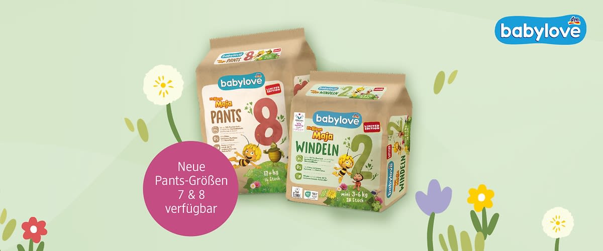 Zwei Packungen babylove Windeln auf hellgrünem Hintergrund: links braune Pants-Packung Größe 8 mit großer roter „8“, rechts braune Windel-Packung Größe 2 mit grüner „2“, oben rechts babylove-Logo, links Hinweiskreis „Neue Pants-Größen 7 & 8 verfügbar”