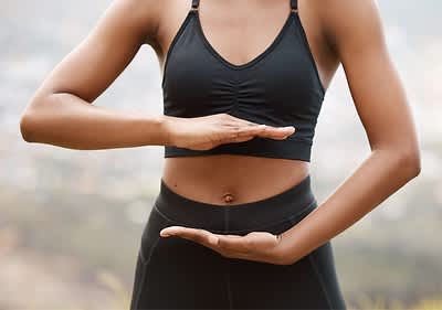 Frau mit Hände am Bauch