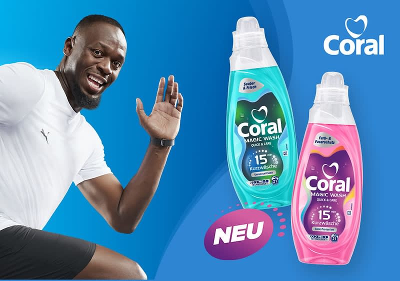 Mann und zwei Coral Waschmittel-Flaschen