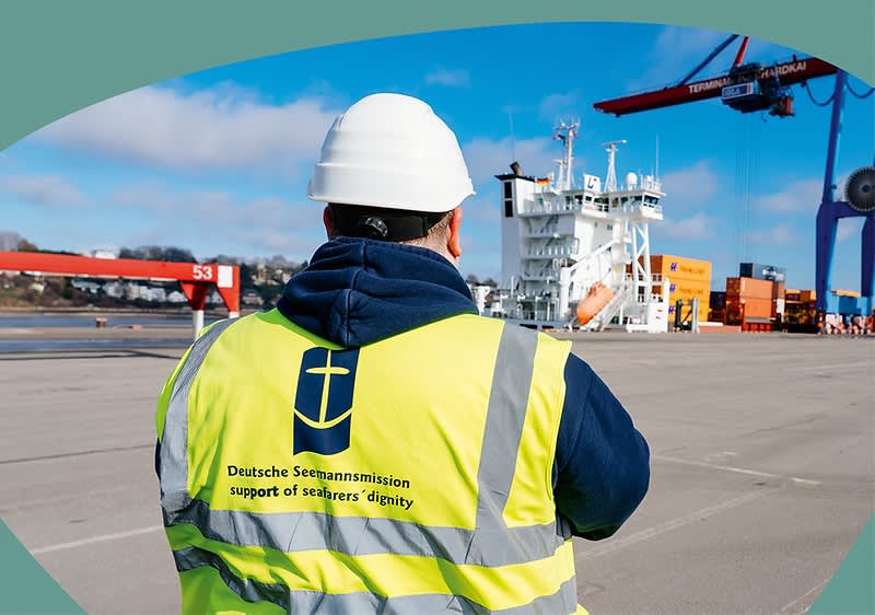 Seelsorger Jörn Hille nimmt Kurs auf die Beate, ein Frachtschiff