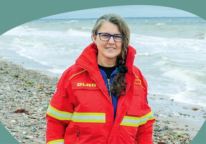 Ute Vogt in DLRG Kleidung am Wasser stehend