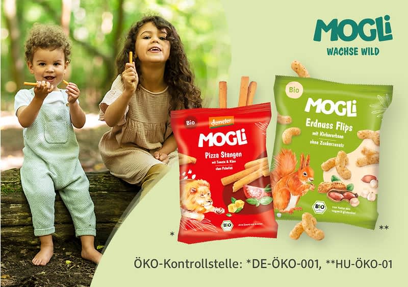 Kinder mit Mogli-Snacks im Freien