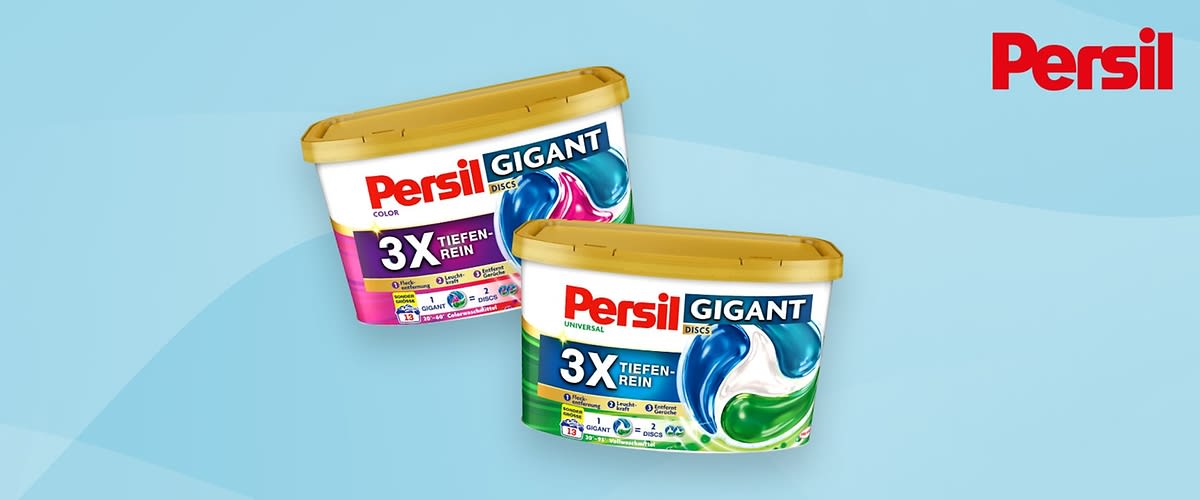 Zwei große Plastikbehälter mit gelbem Deckel, die Persil Gigant Discs enthalten, sind abgebildet; der vordere Behälter ist mit einer grünen und blauen Farbgestaltung versehen und trägt die Aufschrift Universal 3x Tiefen-Rein, während der hintere Behälter eine pinke und blaue Farbgestaltung hat und die Aufschrift Color 3x Tiefen-Rein zeigt, oben rechts ist das rote Persil-Logo auf einem hellblauen Hintergrund zu sehen.