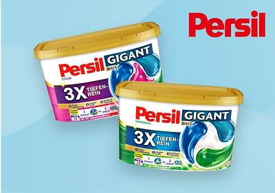 Zwei rechteckige Plastikbehälter mit gelbem Deckel, die Persil Gigant Discs enthalten, sind nebeneinander auf einem hellblauen Hintergrund platziert, der linke Behälter ist für Color-Wäsche und hat eine pinke und blaue Gestaltung, der rechte Behälter ist für Universal-Wäsche und hat eine grüne und blaue Gestaltung, beide Verpackungen tragen die Aufschrift 3X Tiefen-Rein und zeigen Symbole für Waschmaschinen, die Marke Persil ist in roter Schrift oben rechts im Bild zu sehen