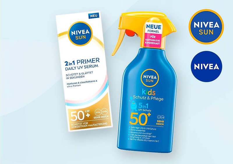 Nivea Sun Kids Spray und Primer Serum vor blauem Hintergrund