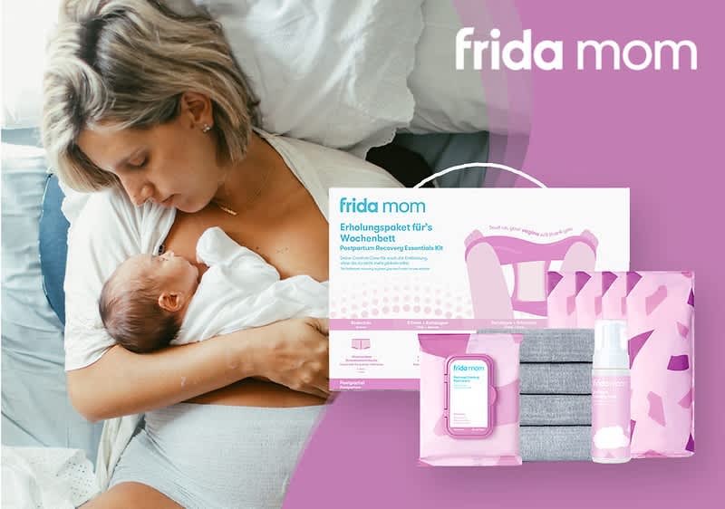 Frida Mom Wochenbett-Erholungspaket mit Baby das von Frau gestillt wird