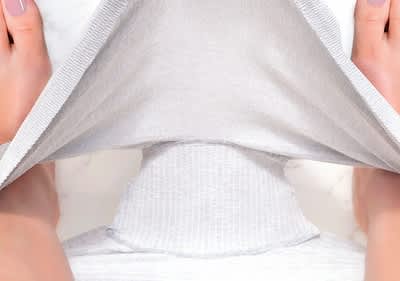 Blick nach unten auf die Füße mit frida mom Unterhose